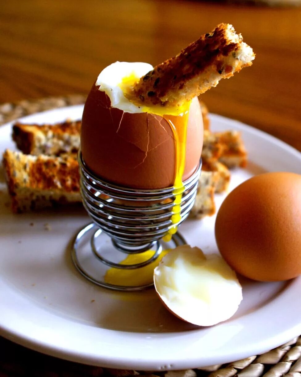 Яйца всмятку. Яйца всмятку на завтрак. Завтрак с вареными яйцами. Яйцо вареное всмятку.