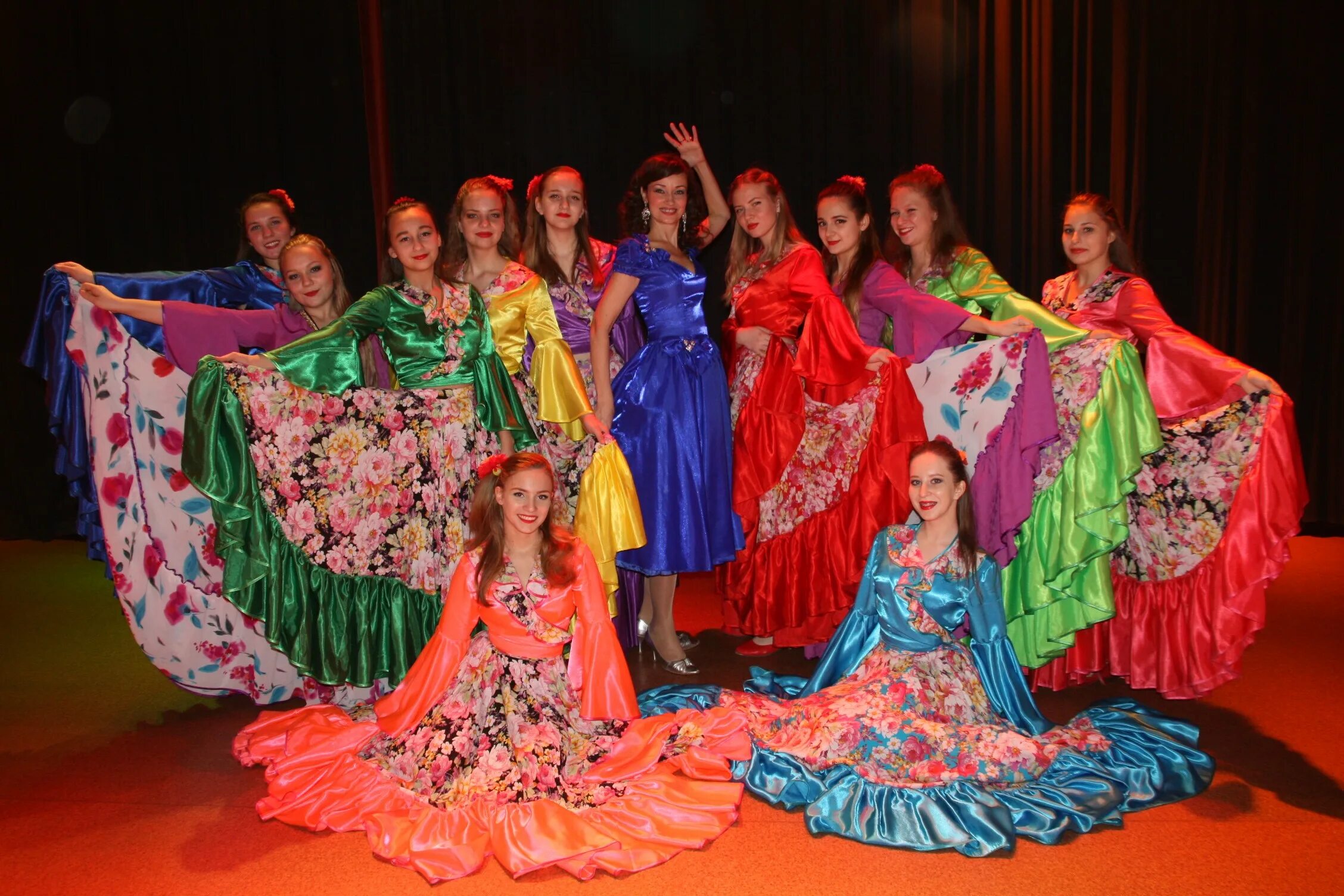 Ежегодно меняется мода. Музыку мода меняется. Мода навсегда. Ежедневно меняется мода но покуда стоит. Ах водевиль водевиль цыганка.