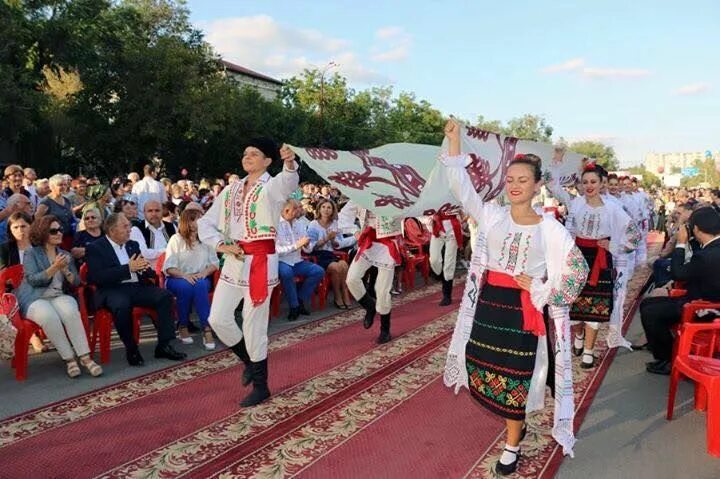 Гагаузы вероисповедание. Гагаузы и молдаване. Болгары гагаузы. Национальный костюм гагаузов. Молдаване гагаузы Национальная одежда.