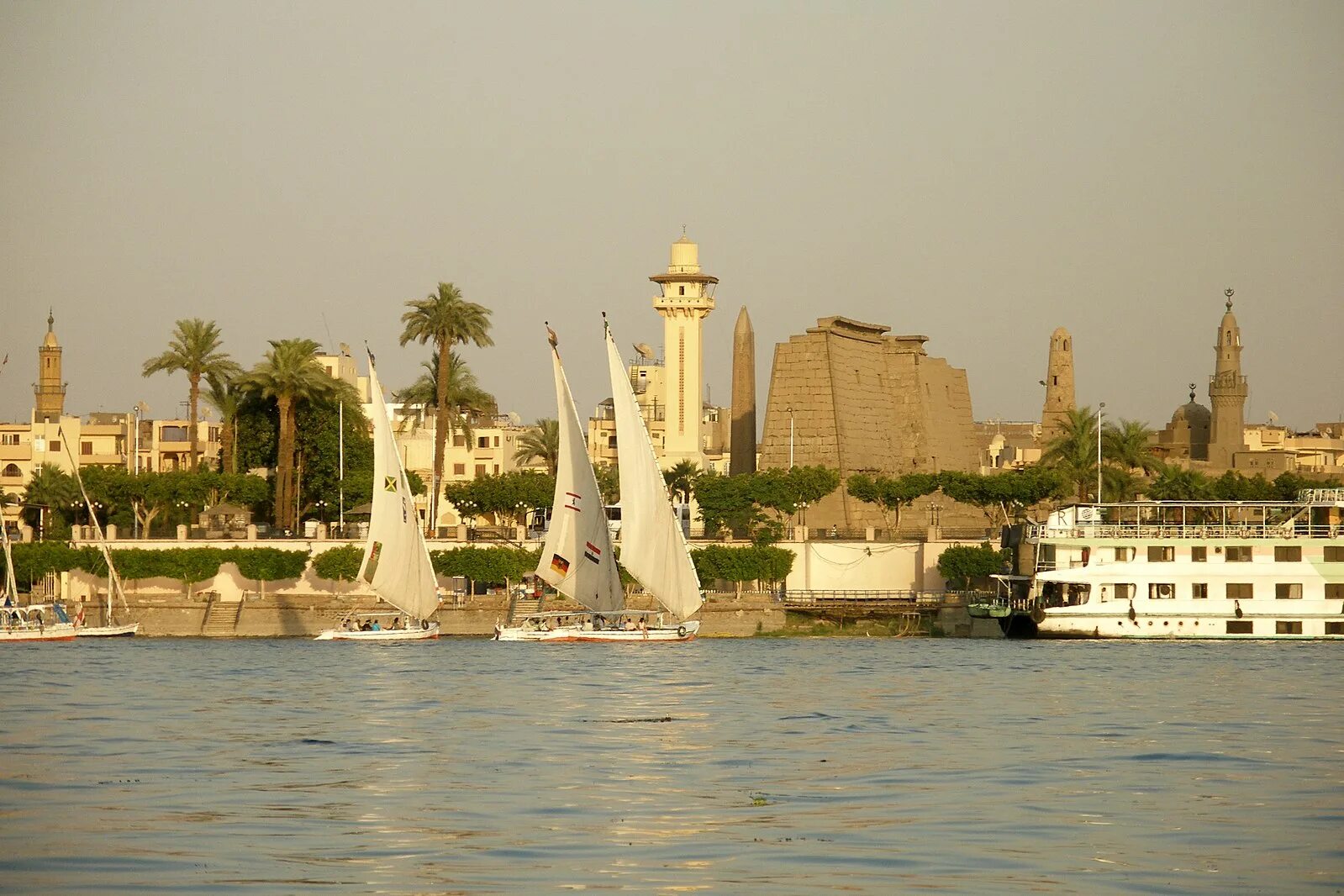 Города на ниле реке. Город Луксор в Египте.