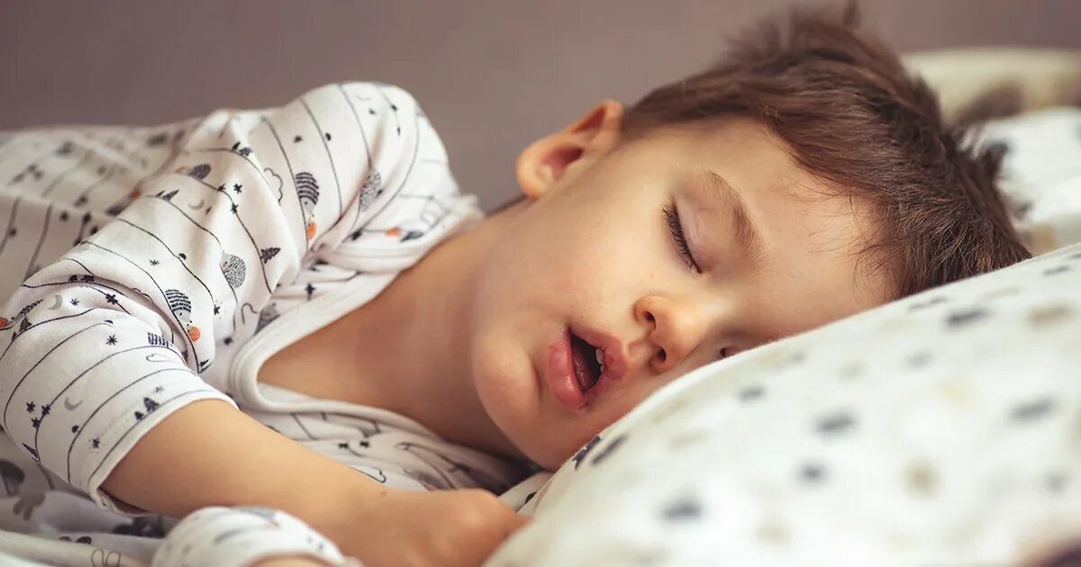 Ребенок ночью просыпается и плачет 1 год. Спящий мальчик. Спящие мальчики.