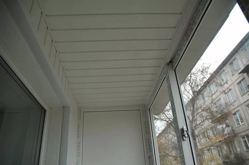 Потолок пвх балкон. Панели на потолок на балконе. Отделка потолка на балконе. Пластиковый потолок на балконе. ПВХ панели на потолок балкона.