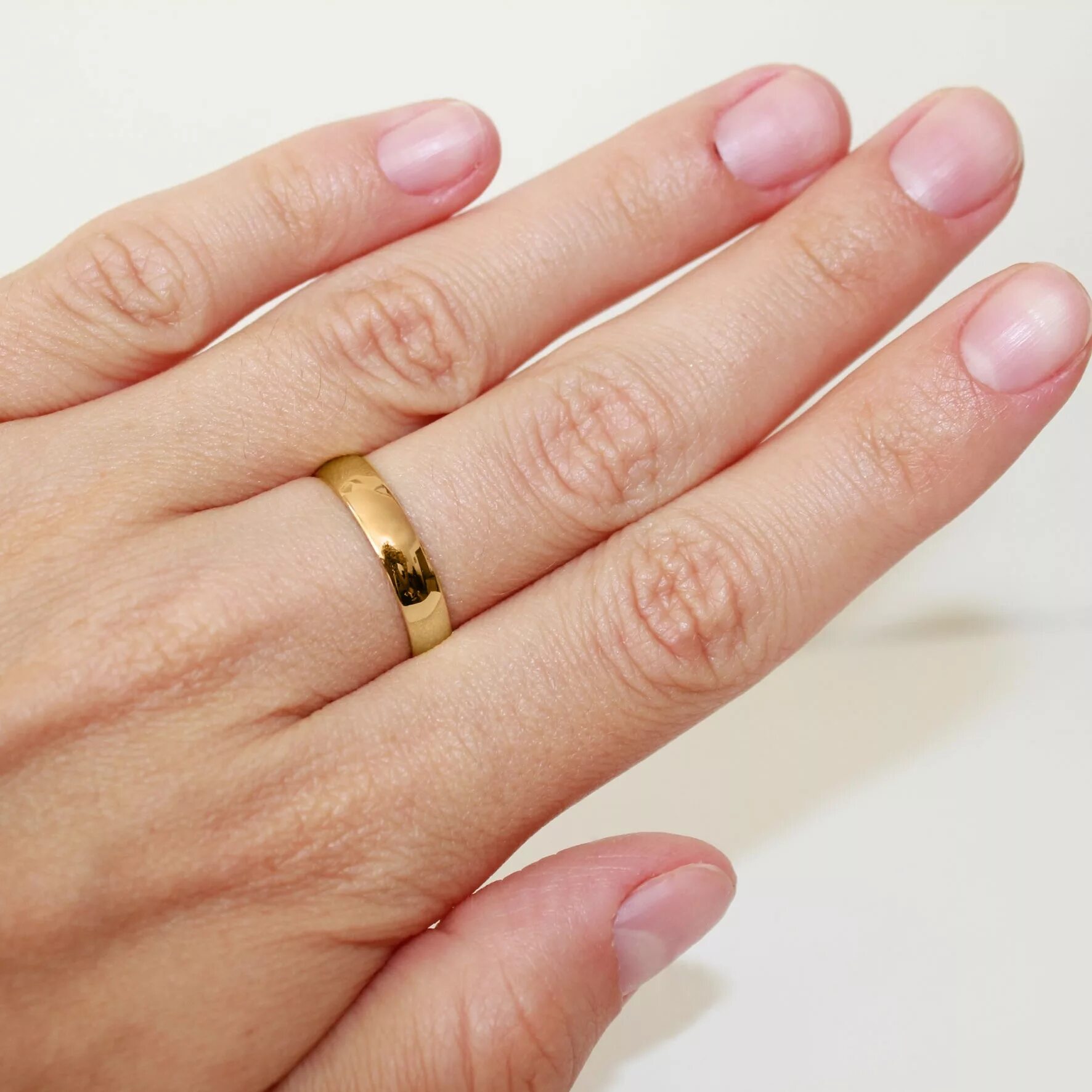 Как выглядит обручальное кольцо. Обручальное кольцо на пальце. Кольцо обручальное женское. Кольцо для предложения. Золотые обручальные кольца на руках.