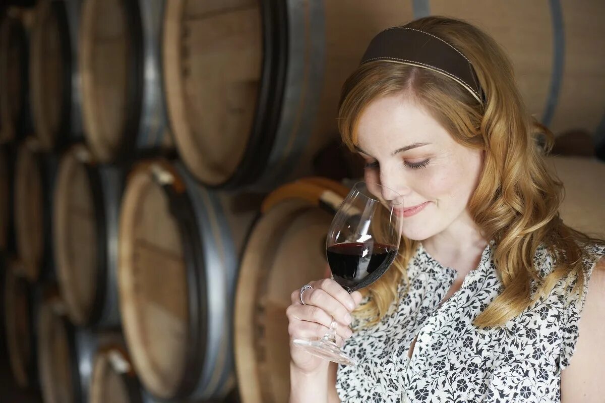 Лишь королевы пьют вино. Пить вино. женщина пьет вино. smell wine.