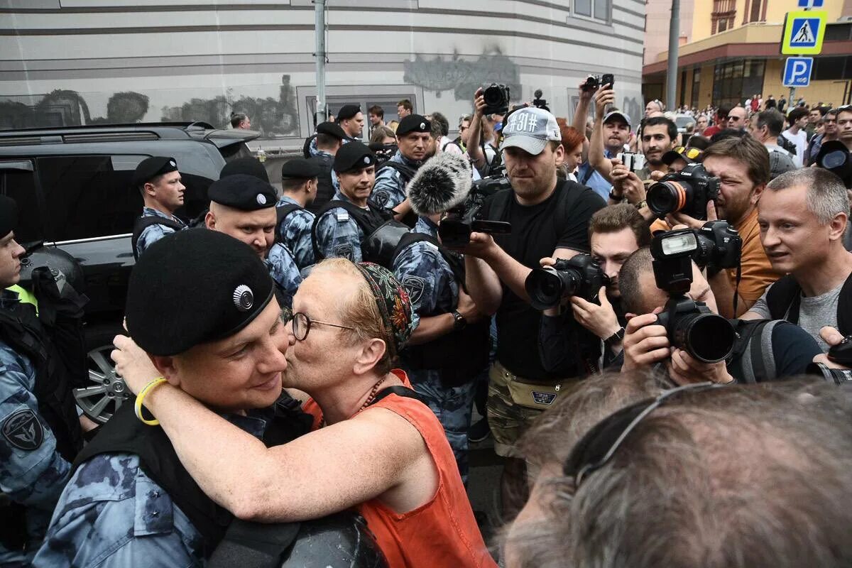 Нового творится. Толпа протестующих. Толпа полицейских. Толпа митингующих.