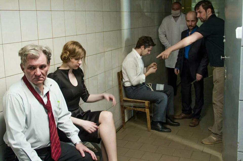 кризис среднего возраста на андроид. короче фильм 2016. кризис среднего возраста на андроид. кризис среднего возраста на андроид. мужчина на работе в кризисе среднего возраста.