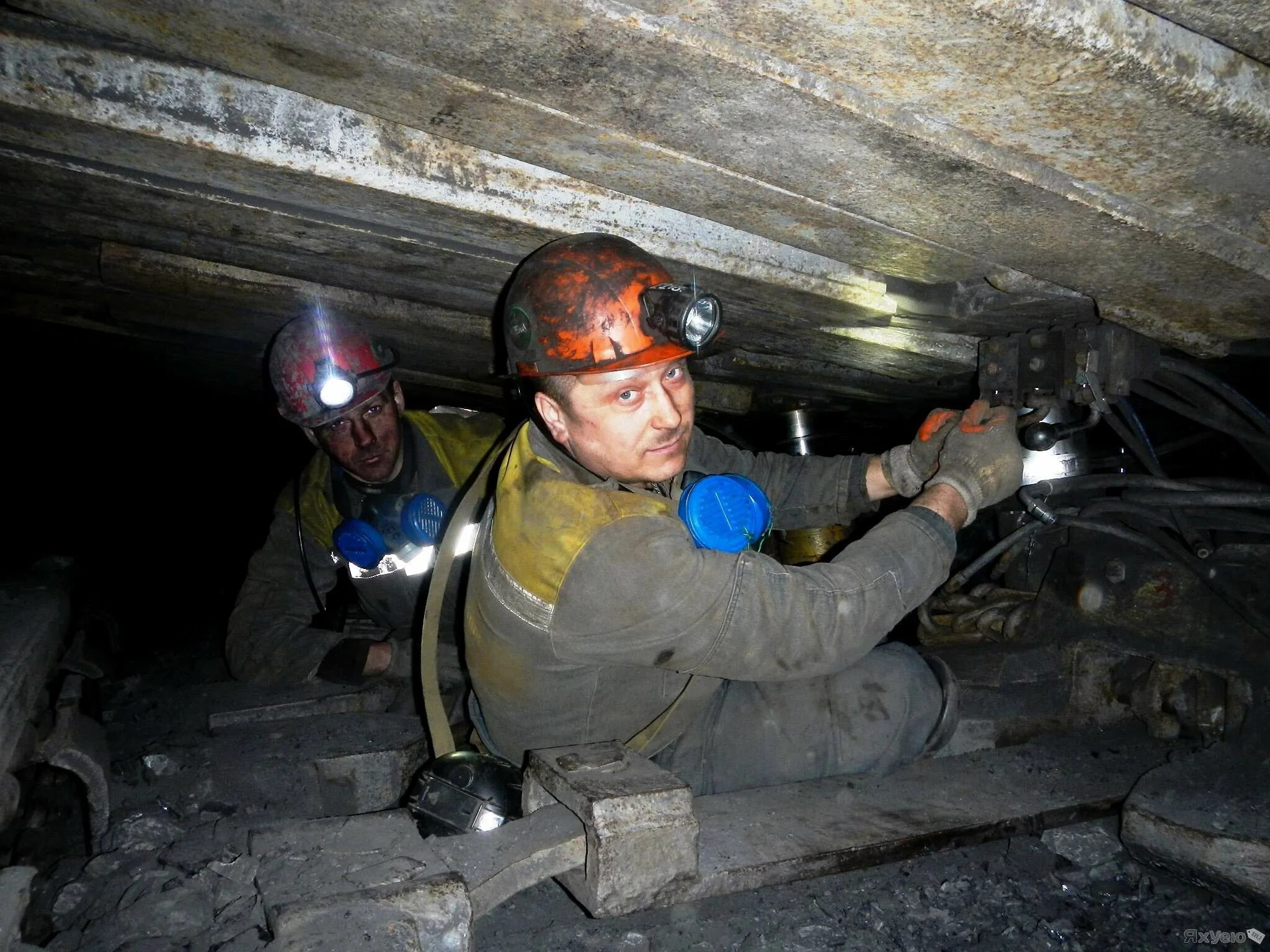 Инженер в тоннеле метро. Рабочие в шахте. Шахтёры крепильщики. Щит тпмк проходческий. Строительство работа шахты.