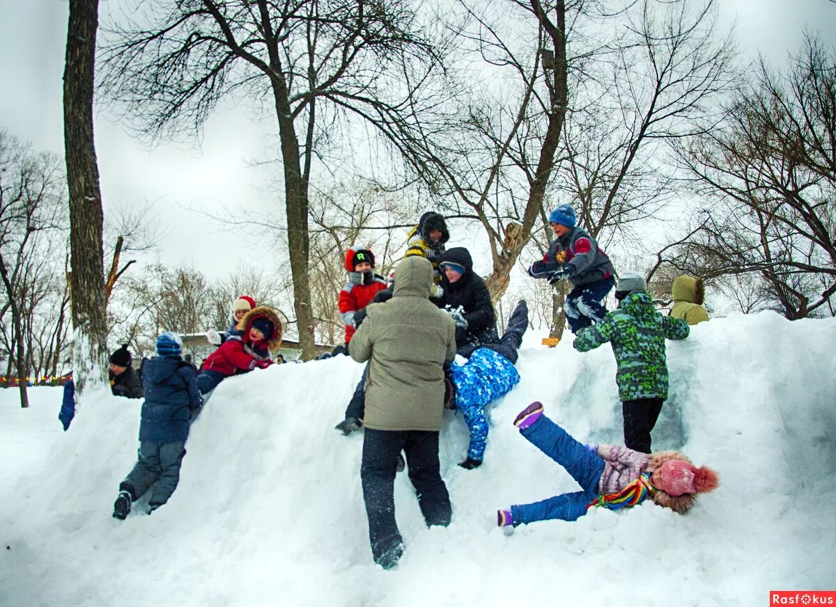 Игра.царь горы. Снежные забавы для детей. Зимние игры для детей. Снежная крепость.