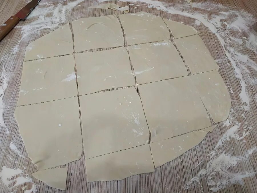Тесто на манты. Мягкое тесто для мантов. Тесто на манты пропорции. Как нарезать тесто на манты.