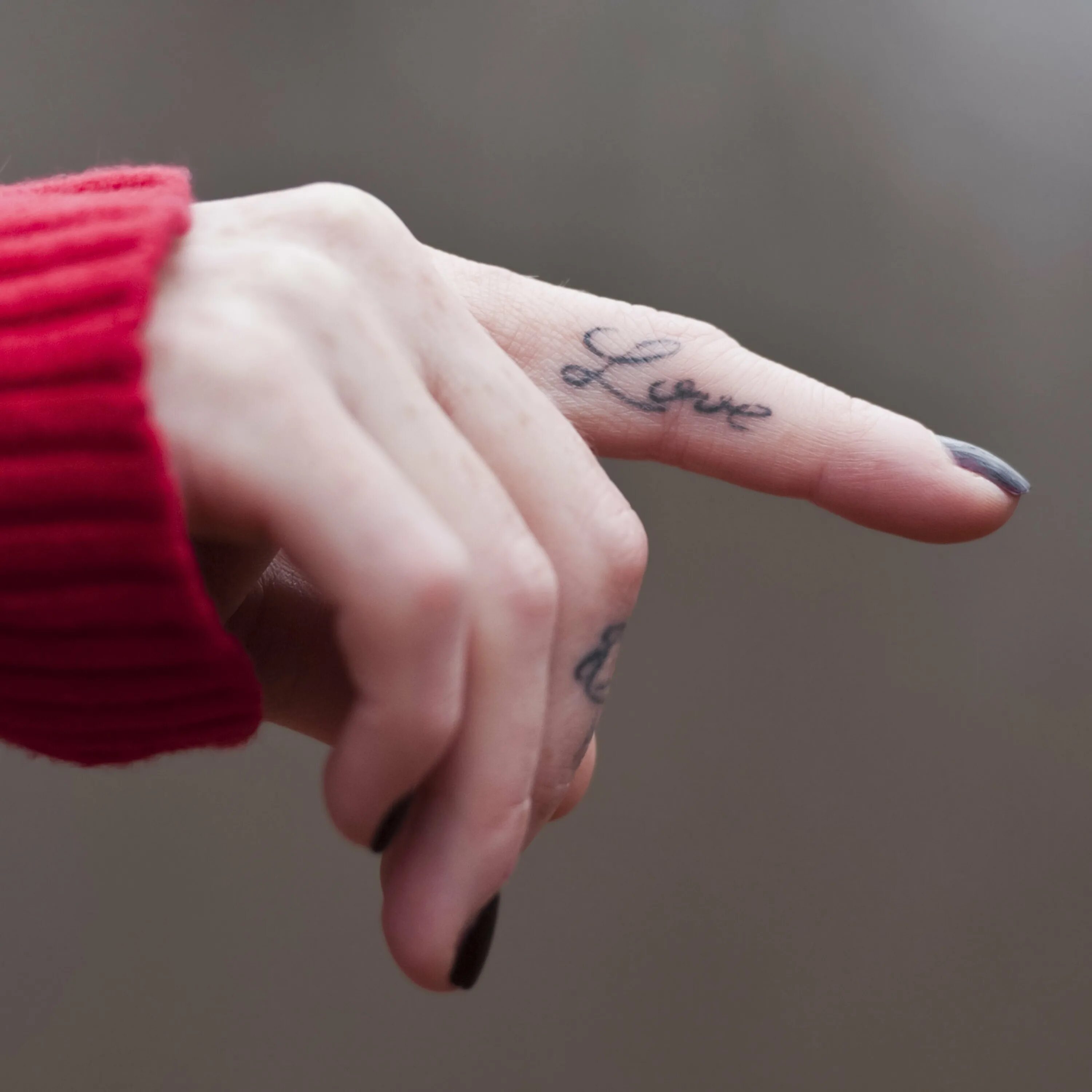 тату на пальцах. тату на пальцах женские. тату на пальце для девушек. тату на пальцах рук. татуировка между большим и указательным пальцем.