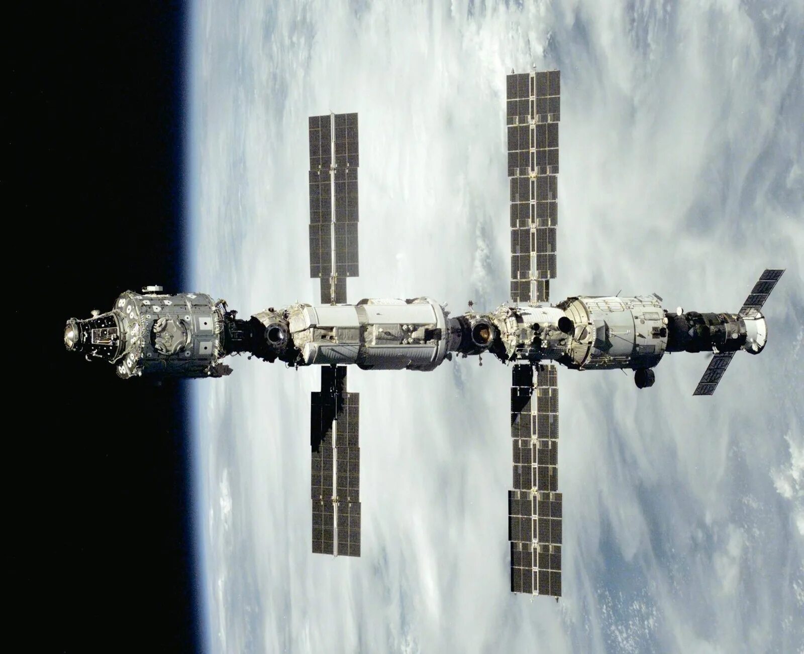 Международная космическая станция находящаяся на околоземной орбите. Станция МКС 2000. Модуль звезда 2000 МКС. МКС 1998. Модуль звезда МКС.
