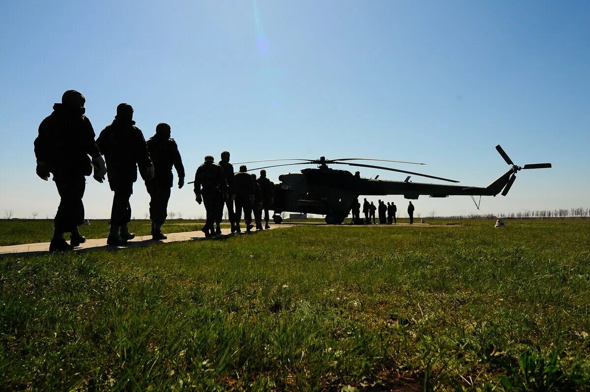 Высадил десант. Ми-8 вертолёт десантирование с парашютом. Прыжок с парашютом ВДВ С ми 8. Десант с вертолета. Высадка спецназа с вертолета.