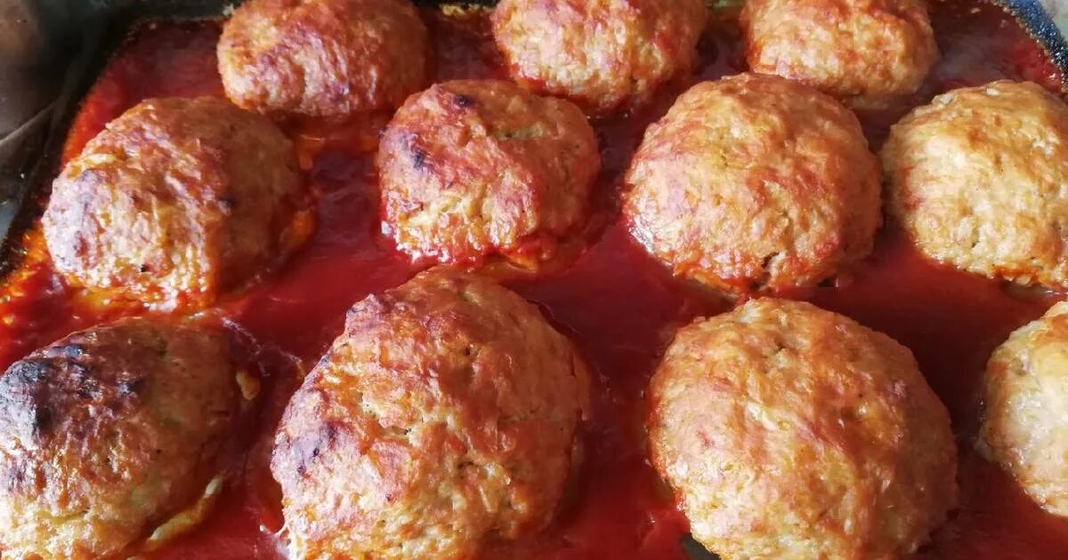 Фрикадельки с подливкой в духовке. Тефтели мясные. Фрикадельки в томатном соусе. Фрикадельки с рисом в духовке рецепт. Фрикадельки с рисом в духовке рецепт.