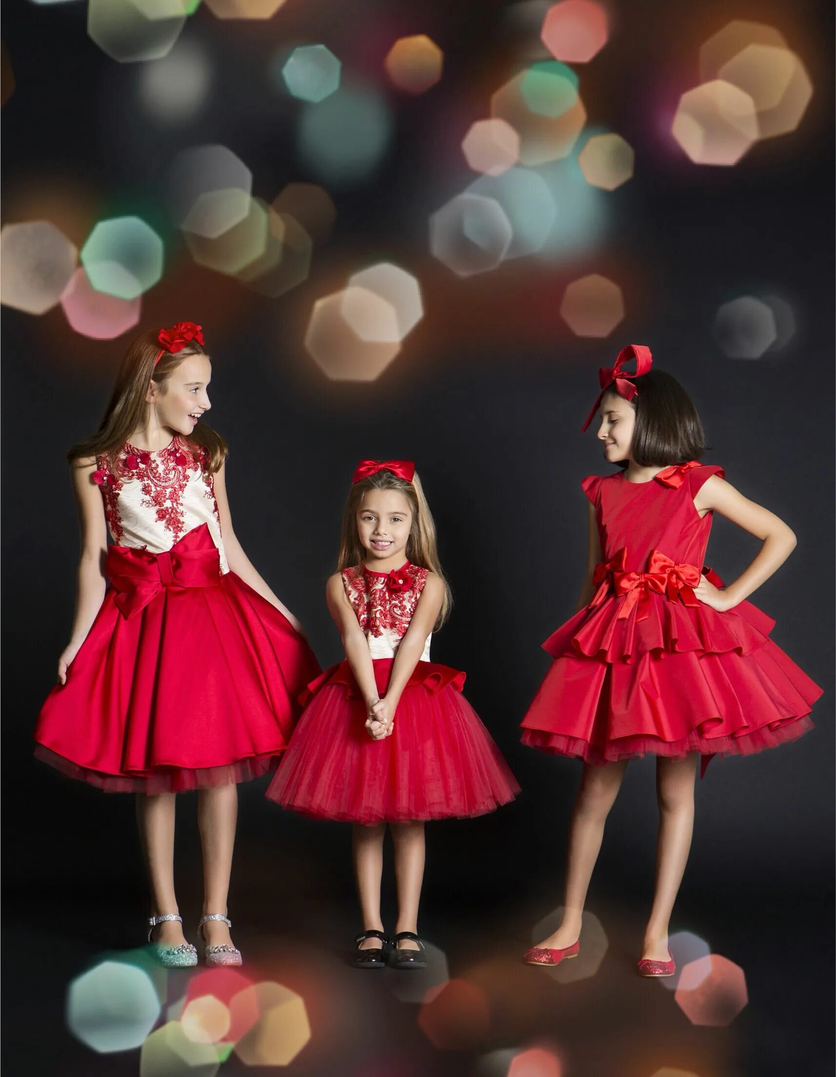 Новогодняя мода детского мероприятия. Детская мода короткие платья. Детская мода на темном фоне. Показ мод детский Этнический.