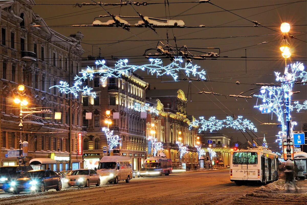 Спб в декабре. Невский проспект Санкт-Петербург новогодний. Невский проспект 2005 зима. Питер 2021 Невский проспект. Невский проспект Санкт-Петербург декабрь 2020.