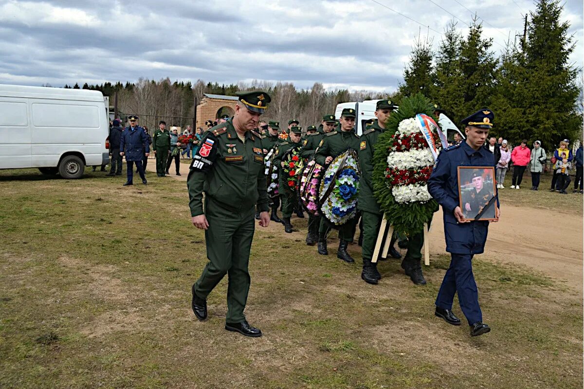 Тверь прощание с погибшими. Поселок Селижарово администрация. Похороны солдата в Селижарово. В Тверской области простились с военнослужащим. . Прощание с военнослужащими Брянск.