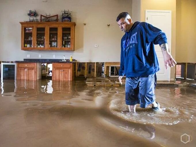 протечка в квартире. потоп в квартире. страховка от затопления соседей. страхование гражданской ответственности. затопили соседи.