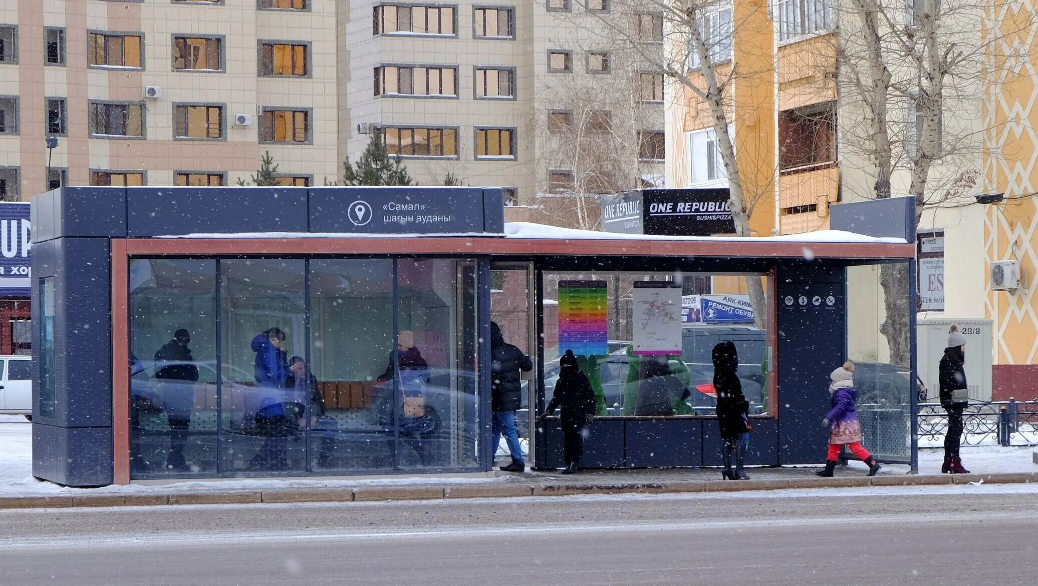 Остановка приезд. Астана теплый остановочный павильон. Автобусные остановки Астана. Остановочный комплекс. Теплые остановки в Астане.