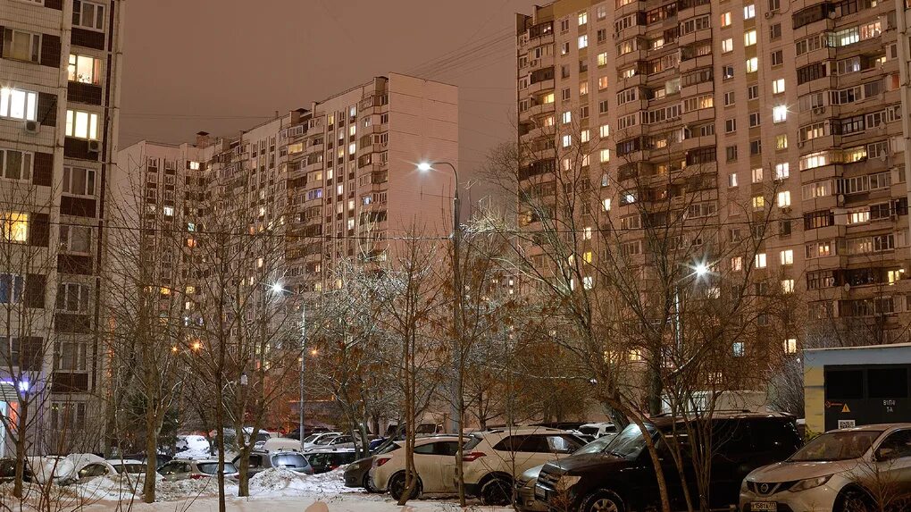 Жизнь в спальных районах. Спальный район Москвы. Московские спальные районы. Панельный дом зимой. Спальный район Москвы ночью.