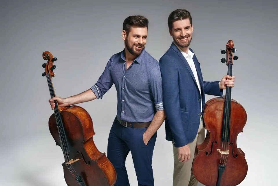 Дуэт виолончелистов. Дуэт 2cellos. Дуэт виолончелистов 2cellos. Дуэт 2 Cellos. Виолончелисты 2 Cellos.