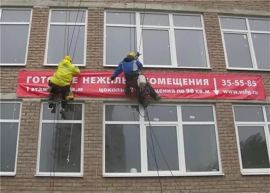 Монтаж баннера на стену. На что повесить баннер. Закрепить баннер на стене. Монтажные работы повесить баннер на фасаде. Как повесить баннер