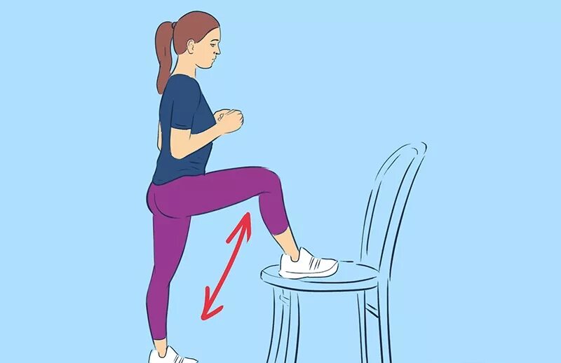 Встать посередине. Упражнения на стуле. Упражнения на ноги. Упражнения сидя на стуле. Приседание на одной ноге на стуле.