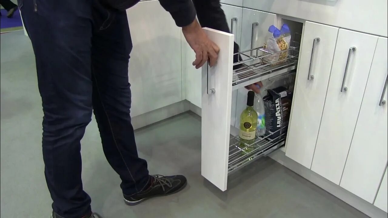 Как вытащить кухонную бутылочницу