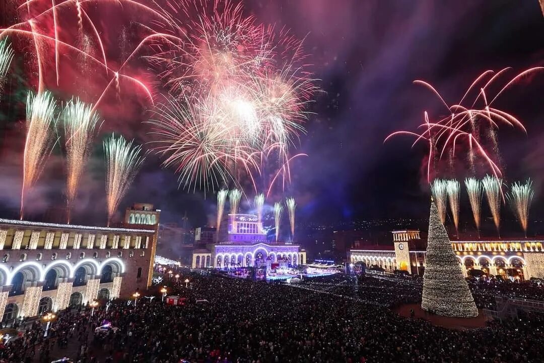 Пасха в 2024 в ереване. Ереван 2022. Площадь Республики Ереван. Евровидение 2022 Армения. Новогодняя елка в Ереване.