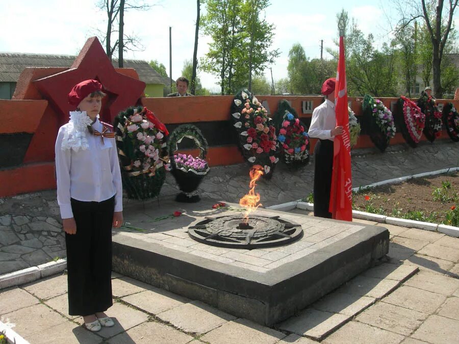 Хиславичи сквер памяти героев. Хиславичи вечный огонь. Аллея героев Хиславичи. Памятник в Хиславичах. Погода в хиславичах на 10 дней