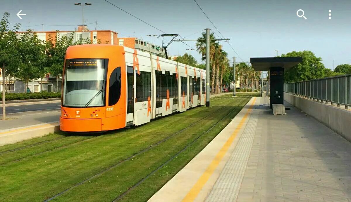 Трамвай ктм 4. Как ходит 4 трамвай. Двойной троллейбус. Как ходит 4 трамвай. Два трамвая.