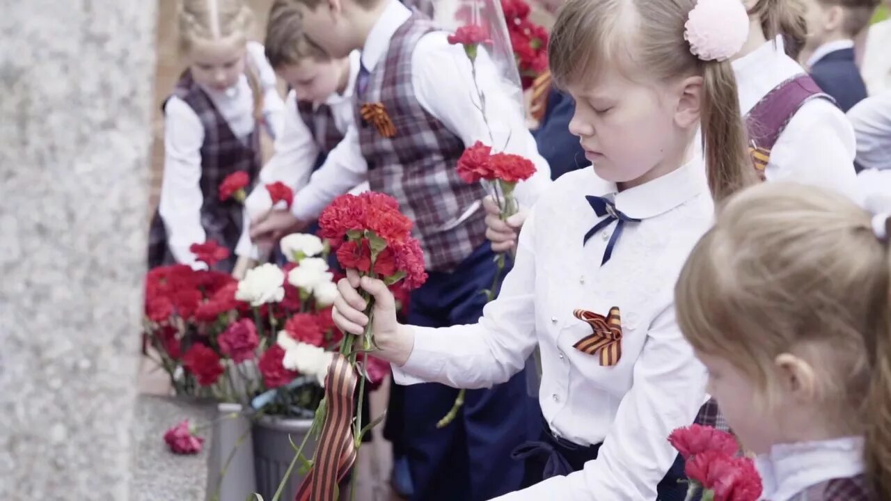 День Победы в школе. Школьная линейка ко Дню Победы. Торжественная Школьная линейка Дню Победы. День Победы для начальной школы. Сценка на 9 мая для начальной школы