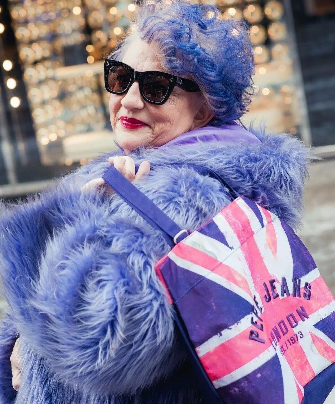 Бабуля в платке. Бабушка в платке. Мамы со взрослыми детьми на природе. Айрис баррель апфель. Бабушка и синь.