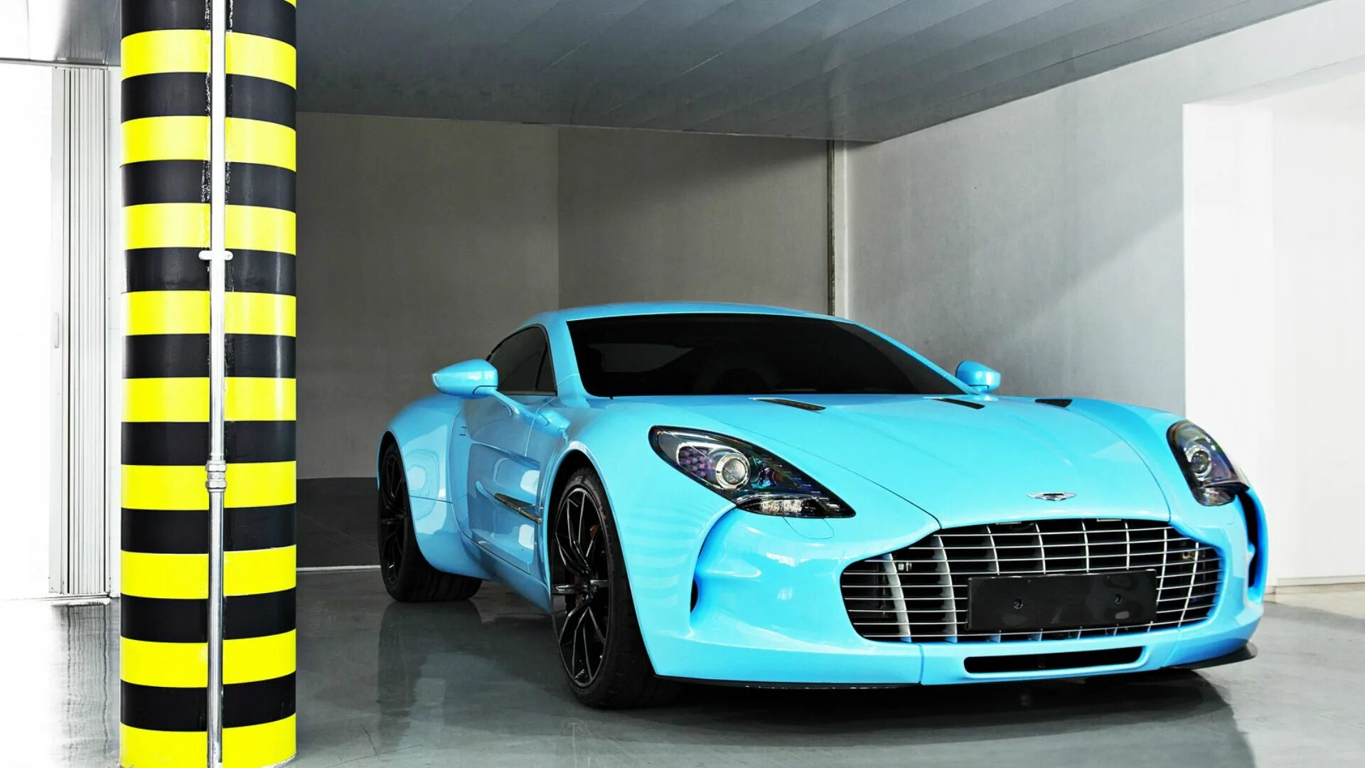 Включи синий машина. Aston Martin one-77.