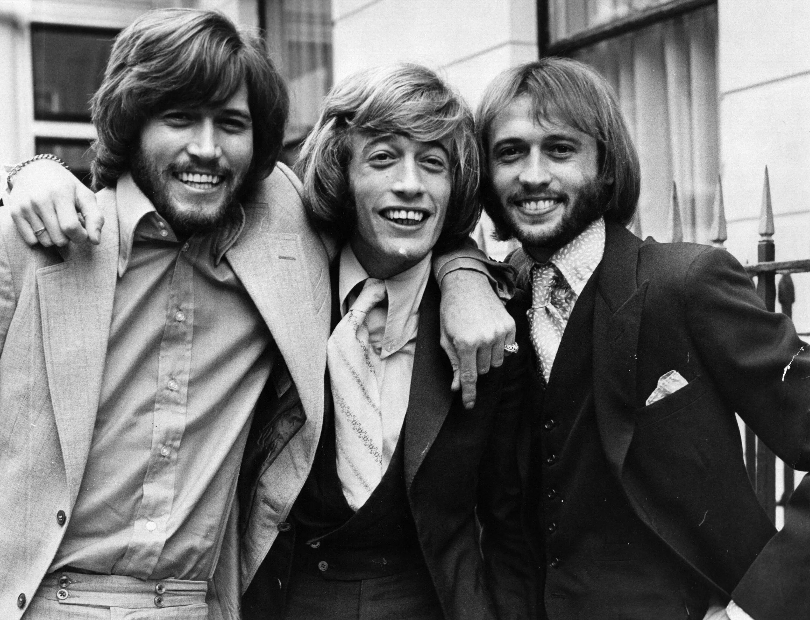 Группа Bee Gees ,Робин Гибб. Братья Гибб би джиз. Bee Gees 1960. Фотографии группы Bee Gees. Популярная группа 70 х годов