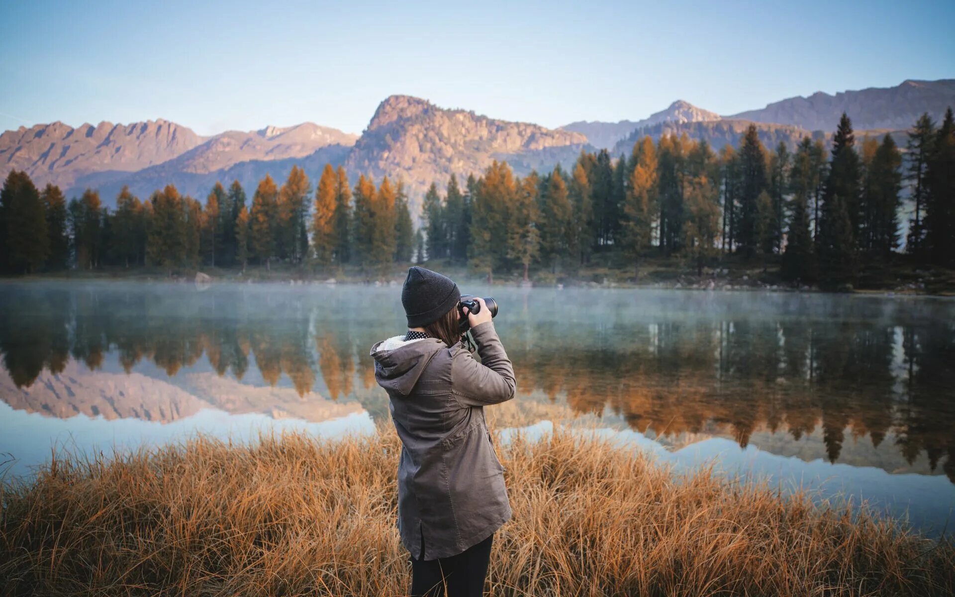 Сочетание природа и человек. Красивые пейзажи с людьми. Фотограф фотографирует природу. Человек и природа. Фотосъемка пейзажа.