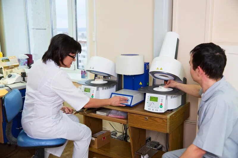 Стоматология ортопедическая зубной техник. Профессия зубной техник. Профессия зубной техник. Раменский мед колледж. Вступительные испытания стоматология ортопедическая.