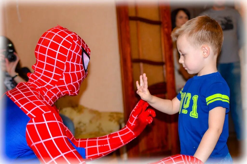 Человек паук для детей 3 лет. Аниматор человек паук. Аниматор человек паук на день рождения. Аниматор человек паук на день. Аниматор человек паук с детьми.