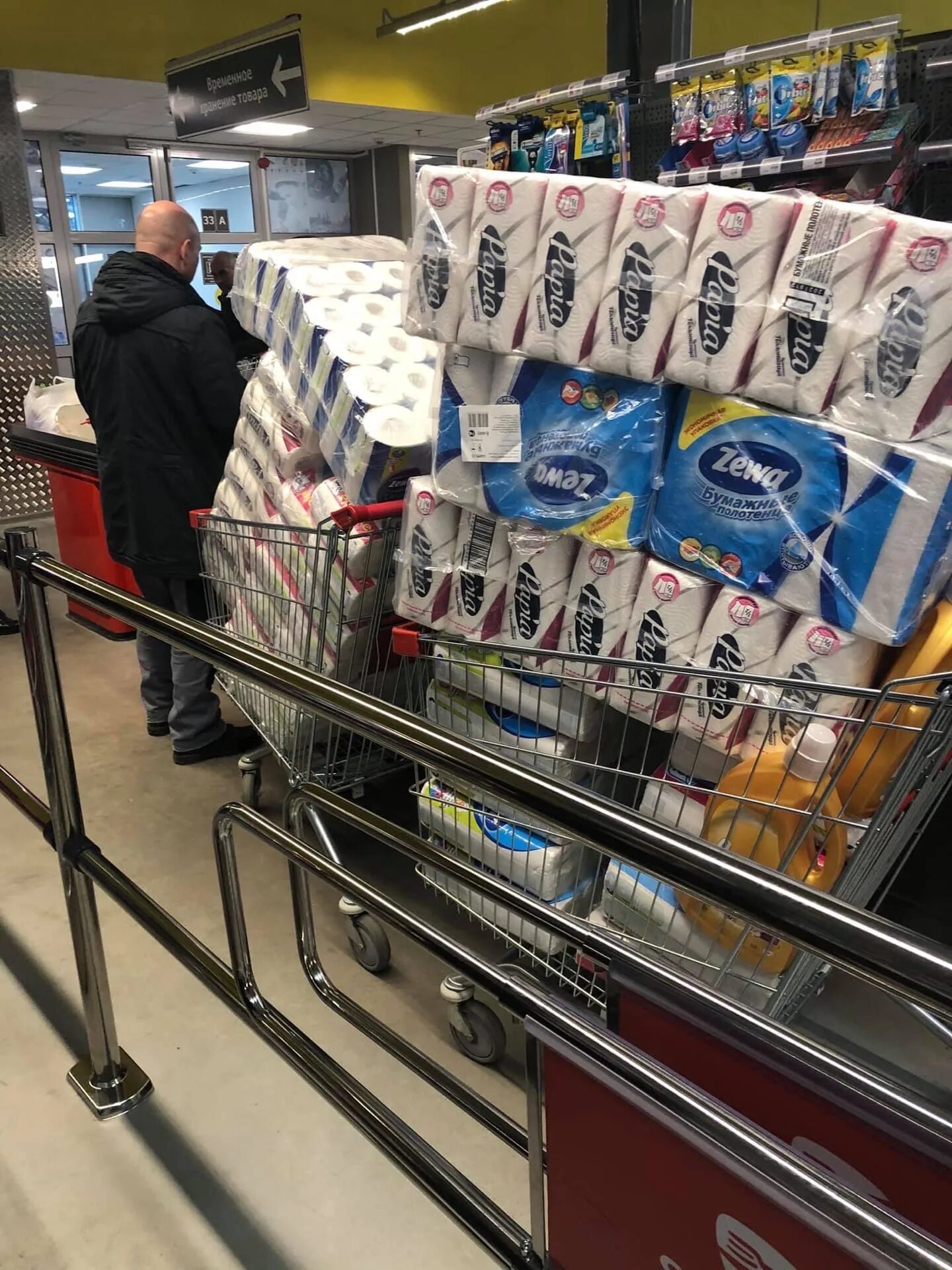 Зачем скупают. Люди в магазинах скупают туалетную бумагу. Туалетная бумага телега. Американцы скупают туалетную бумагу. Тележка с туалетной бумагой.