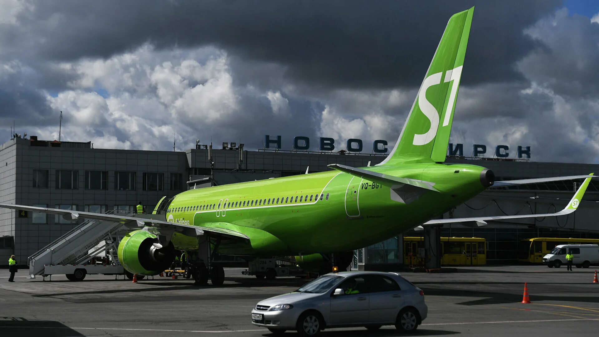 S7 airlines новосибирск. A320 Neo s7. S7 Airlines Толмачево. Самолет s7 Толмачево. Авиакомпания s7 Airlines аэропорт Толмачево.