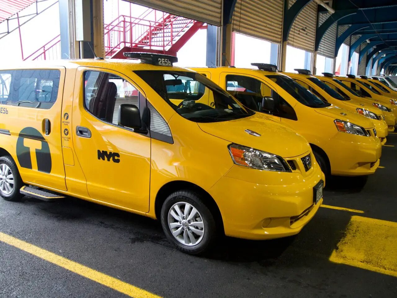 Машины для такси какие года подходят. Nissan nv200 Taxi. Ниссан нв 200 такси. Nv200 такси Ньорка. Nissan nv200 в такси Америка.