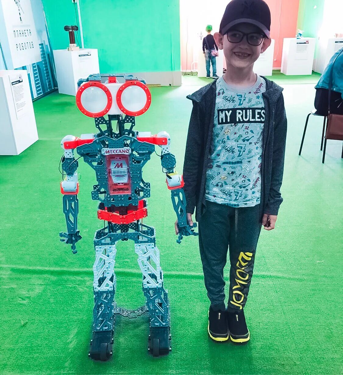 Выставка роботов сургут. Выставка роботов. Выставка роботов Новороссийск. Большая научная выставка роботов. Планета роботов.