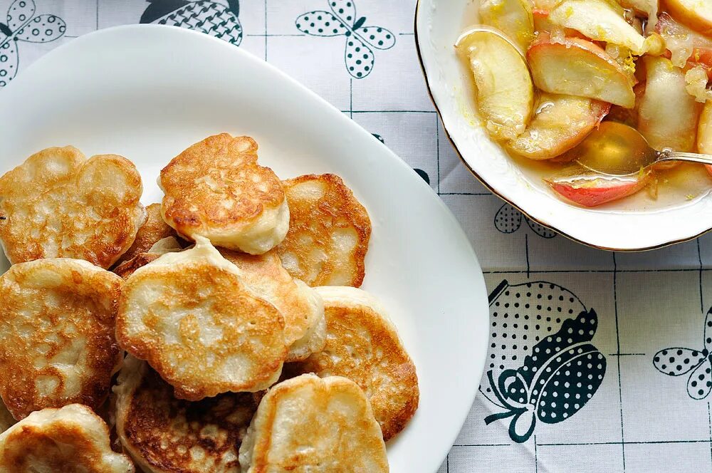 постные яблочные оладьи. оладьи на рассоле. нежирные оладушки. нежирные оладушки. постные оладьи без масла.