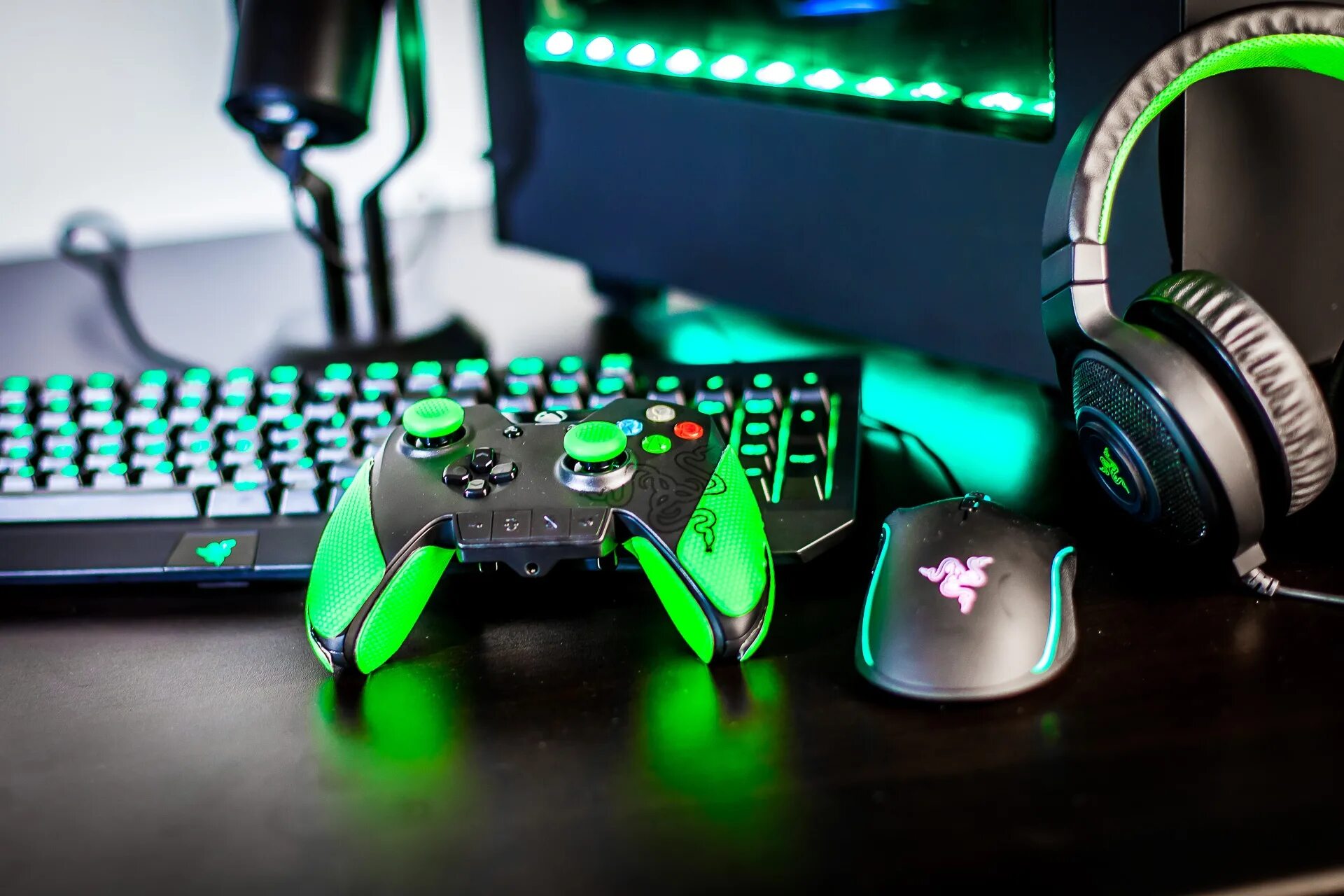 Девайс 2. Игровые девайсы razer. игровая аппаратура raizer. стол razer. рейзер технологии 1920.