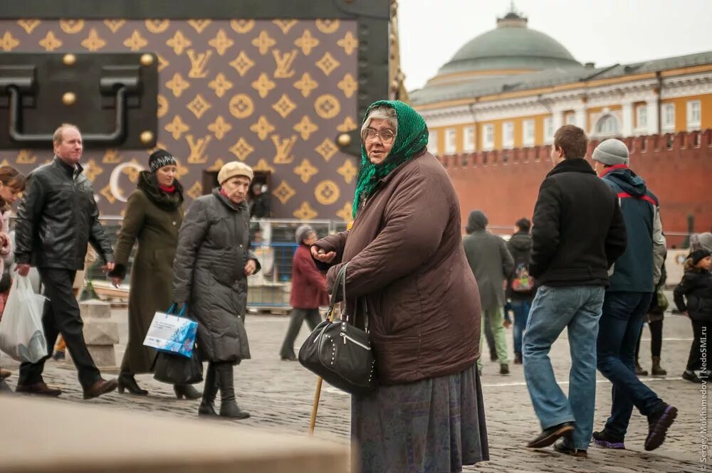 Нищета москва. Москва нищета. Нищие на красной площади. Красная площадь нищета. Бомж на красной площади.