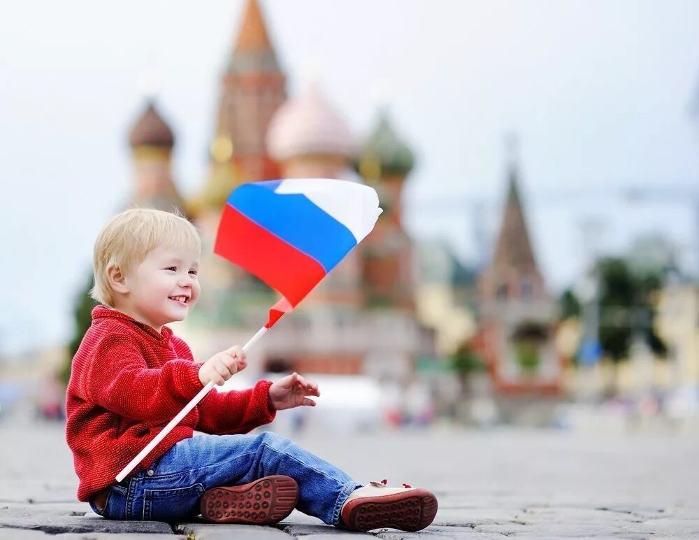 12 июня дети. Флаг России для детей. Дети с российским флагом. Малыш с флагом России. Дети с флажками России.