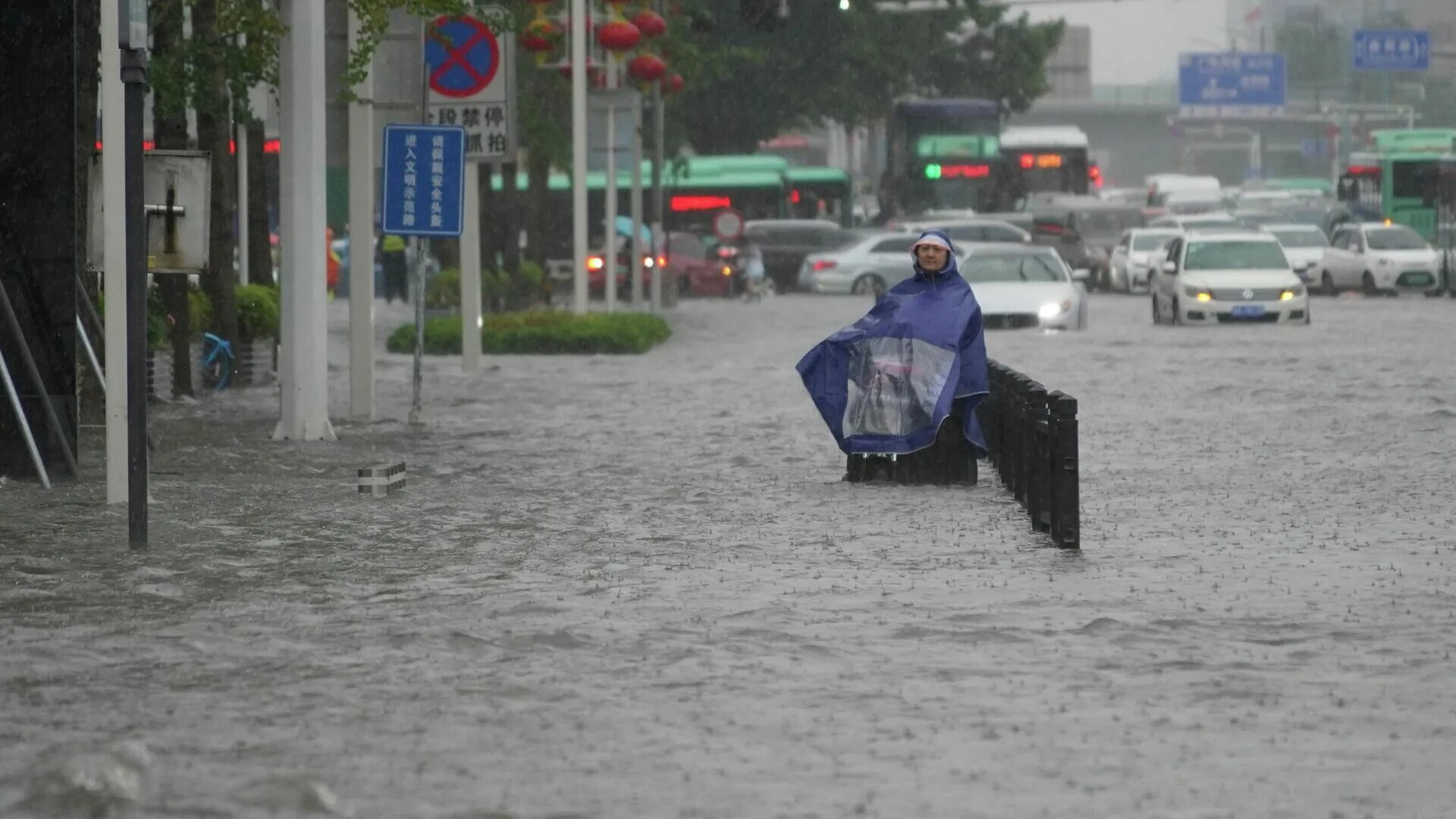 Какое наводнение в китае. Наводнение в Хэнань. Наводнение в Китае 2021. Чжэнчжоу наводнение. Наводнение в Китае 2020.