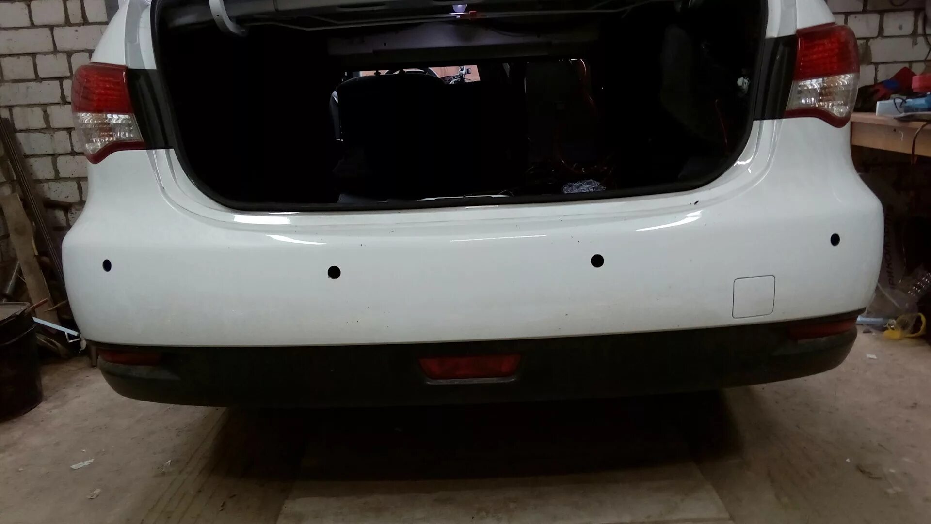 Установка парктроника на автомобиль. Задние датчики парковки на авто. Установка парктроника на автомобиль. Парктроники в бампере. Парктроник на авто.
