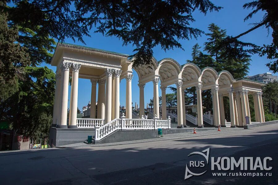 Колоннада ялта 2й этаж. Колоннада ялта. Парк в ялте колоннада приморский парк. Ялта колоннада ресторан колоннада. Приморский парк колоннада.