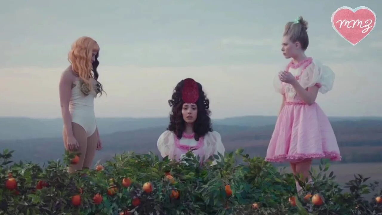 Мелани Мартинес k-12. Melanie Martinez k12. Мелани Мартинес k-12 Orange Juice. Кадры k-12 Мелани Мартинез. Как называется песня дарьяны джус