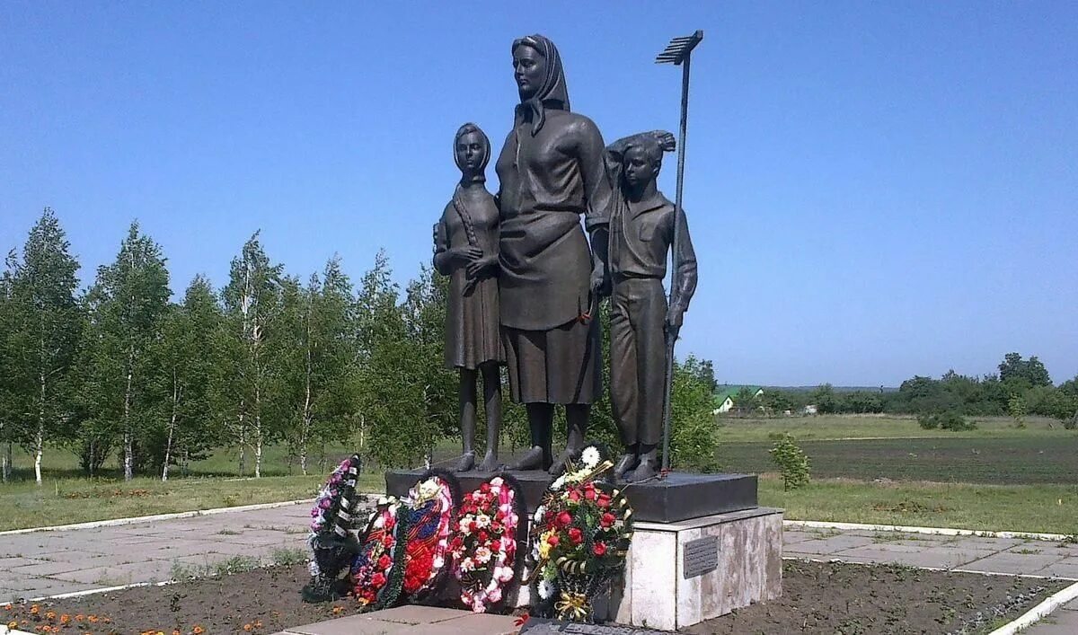 Памятники Великой Отечественной войны в Белгородской области. Памятник вдове и матери солдата Белгородская область. Памятник вдове и матери солдата в с Бобровы дворы. Белгород памятник Великой Отечественной войны. Памятник вдовам